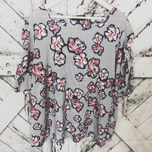 Eloquii Tops - Eloquii striped floral print ruched sleeve top